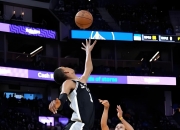 开云体育APP下载-马刺豪取六连胜！马龙带领球队实现惊人反弹