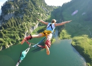 开云平台-赛道与球场，当F1新赛季揭幕战遇上广东队险胜森林狼