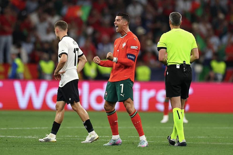 包含激动人心的欧预赛比拼，国家队士气高涨备战的词条