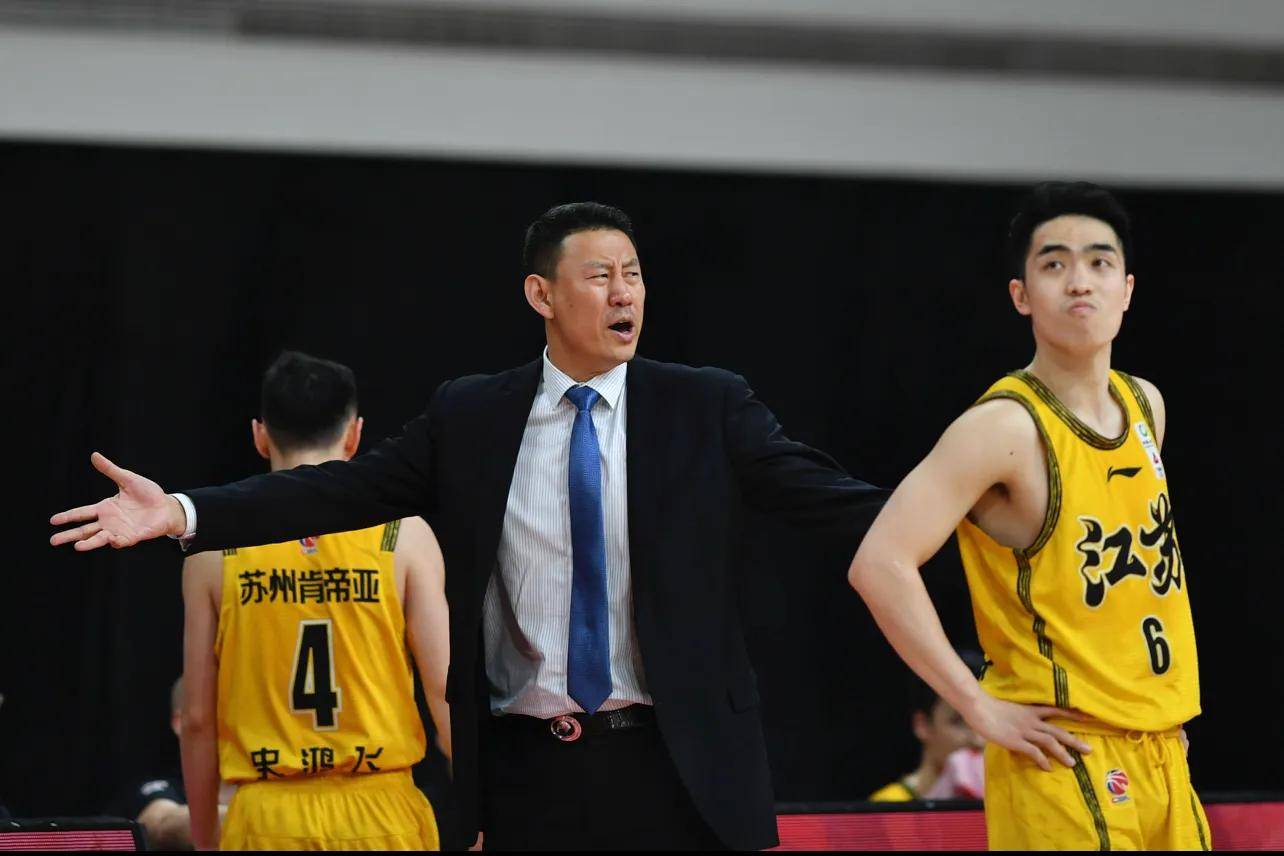 江苏男篮攻守兼优，球队整体表现出色