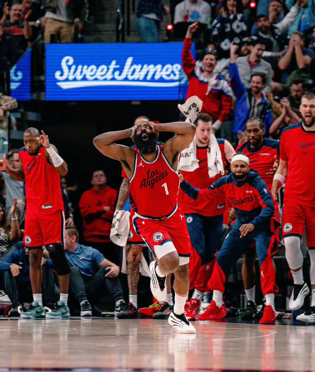 快船队在主场力克对手晋级下一轮的简单介绍