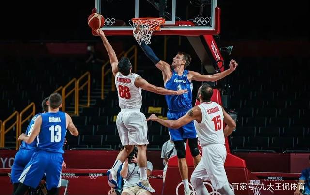 捷克球队在球场上展现团队篮球精神