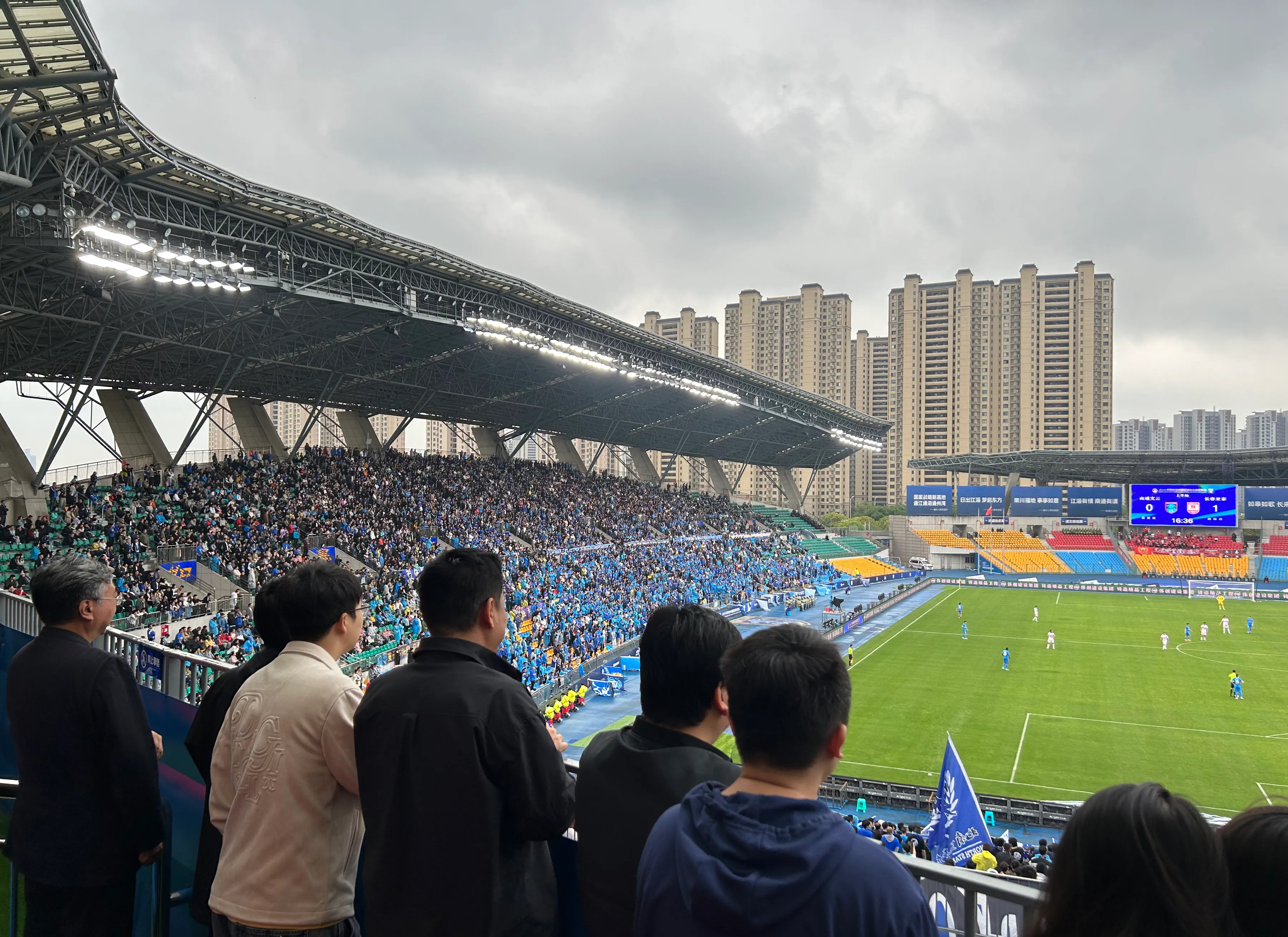 京沪德比再度上演，球场气氛火爆