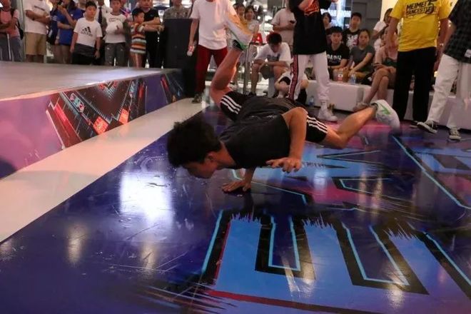 惊心动魄的角逐让人目不转睛的简单介绍