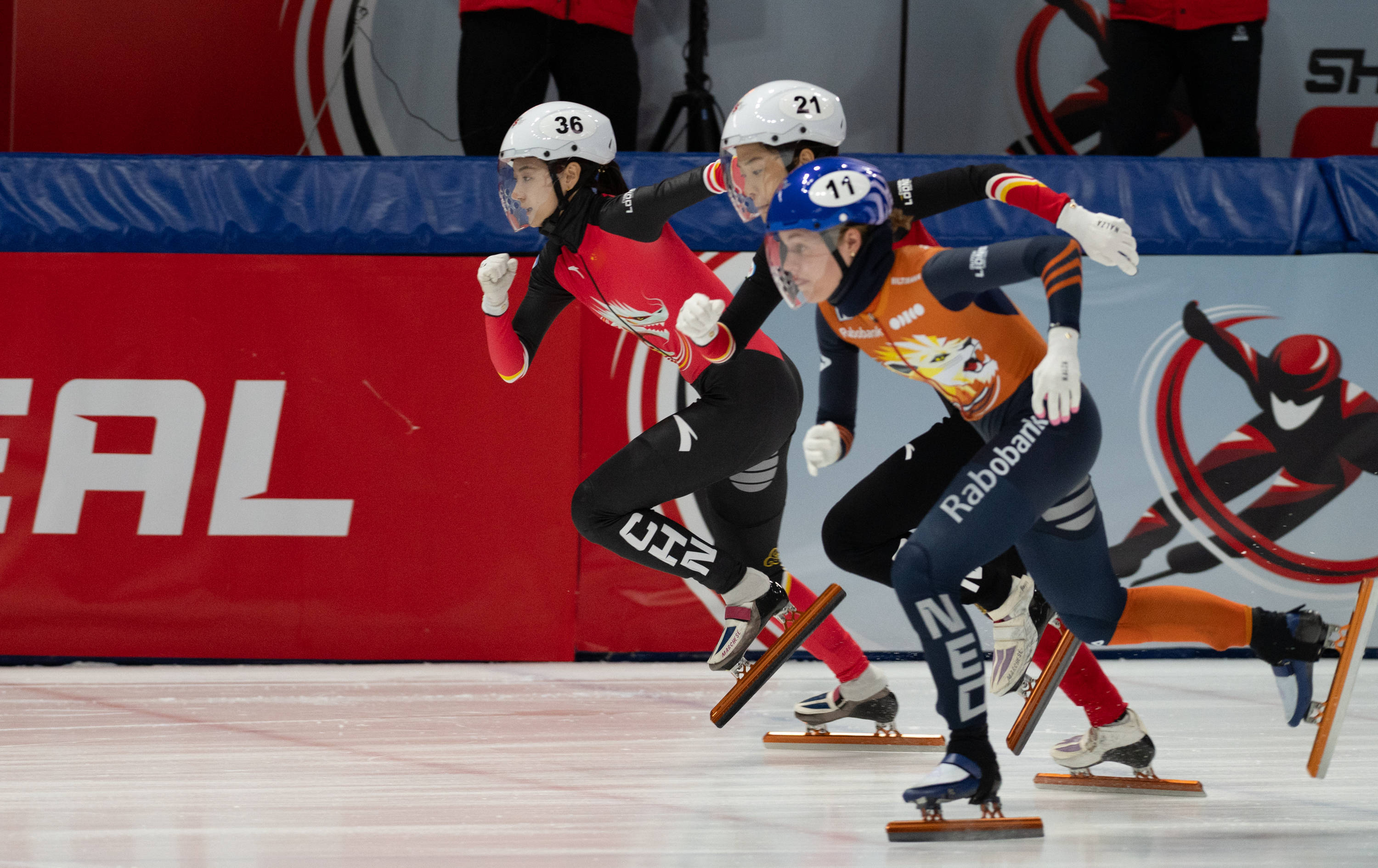 荷兰速滑选手战胜对手，实现逆袭