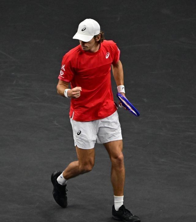 包含拉沃尔杯鏖战年终总决赛，阿尔卡拉斯点燃赛场的词条