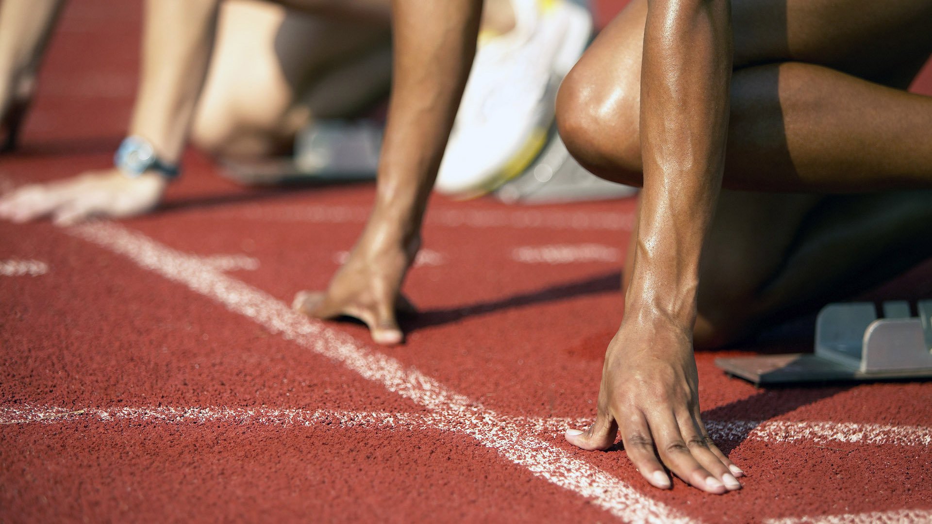 跨界速胜，从马里维和到F1赛道，中国智慧与阿拉巴的年度接管